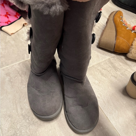 UGG tall boot button detail size 7 - Picture 3 of 4